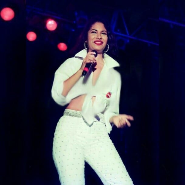 Selena Quintanilla usando un outfit blanco 