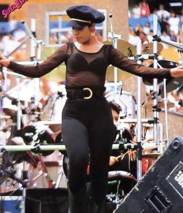Selena Quintanilla usando un outfit negro completo con boina negra de pedrería 