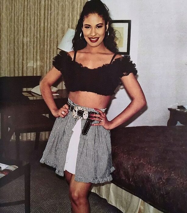 Selena Quintanilla usando una falda y crop top negros 