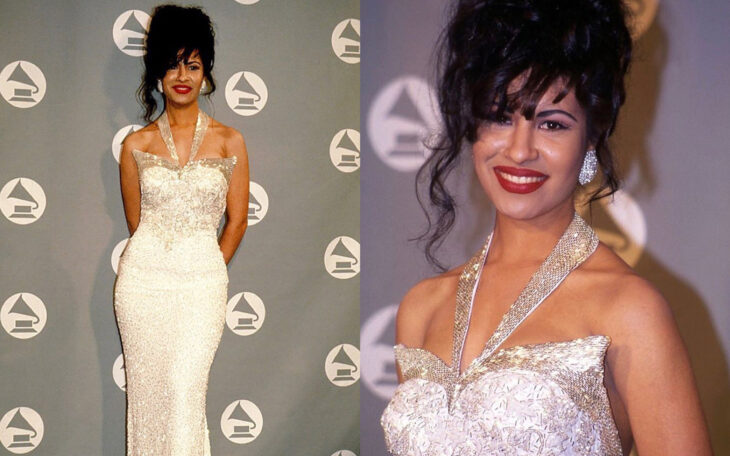 Selena Gomez usando un vestido blanco con detalles plateados en los Grammy 
