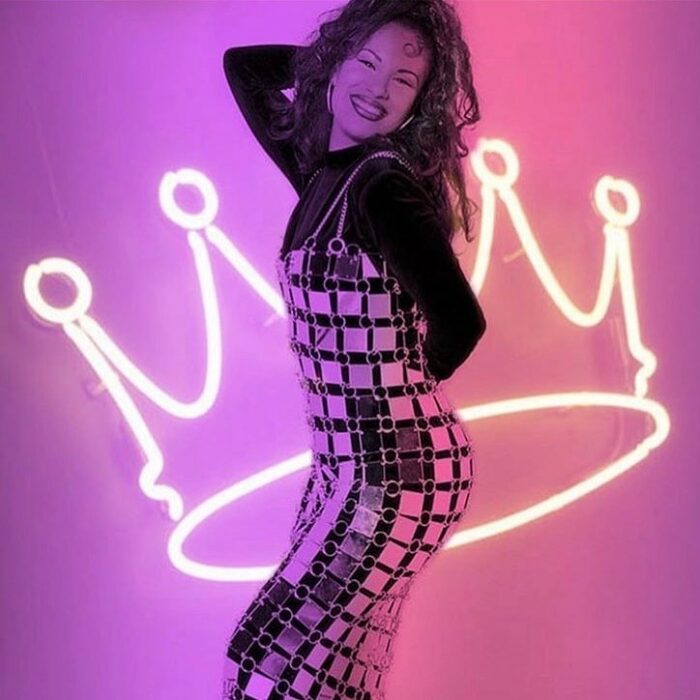 Selena Quintanilla usando un vestido de cuadros plateados 