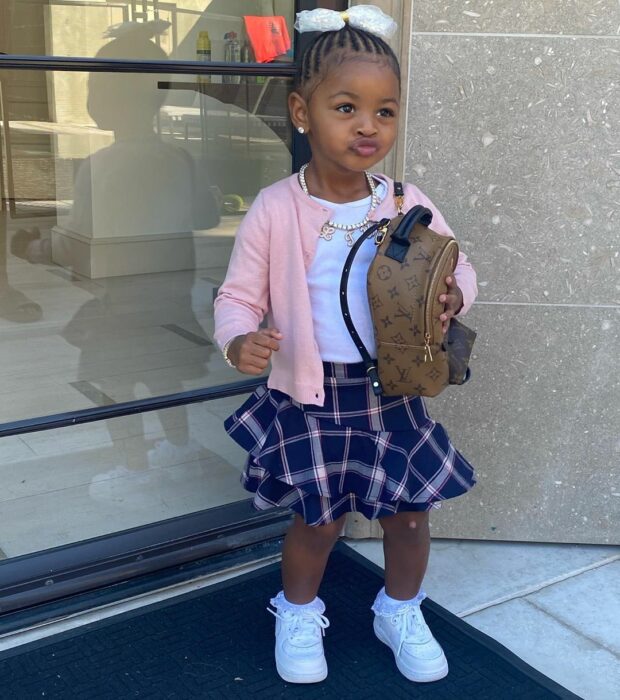 Kulture, hija de Cardi B, posando mientras usa su mochila de Louis Vuitton