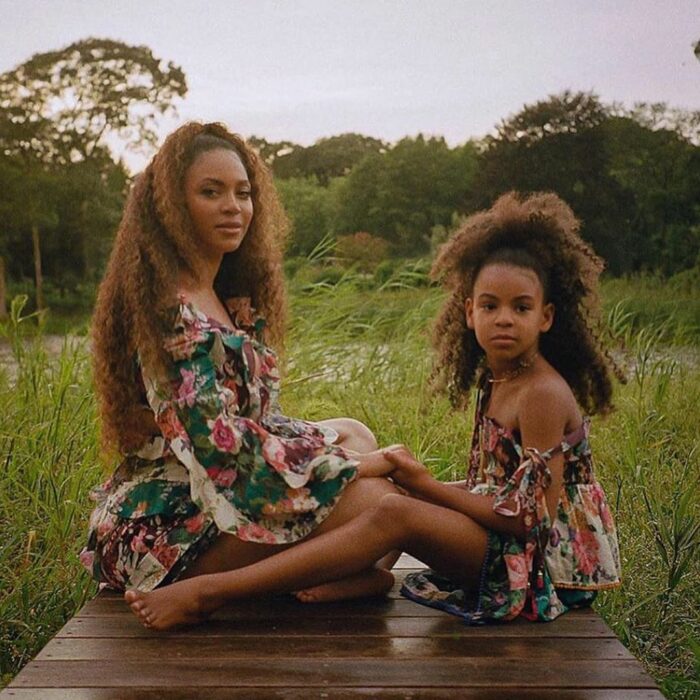 Beyoncé y su hija Blue Ivy posando para una foto