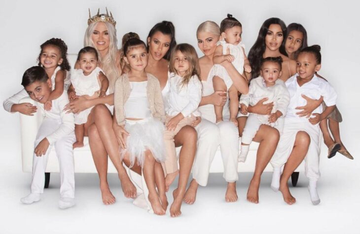 Hermanas Kardashian-Jenner posando con sus hijos