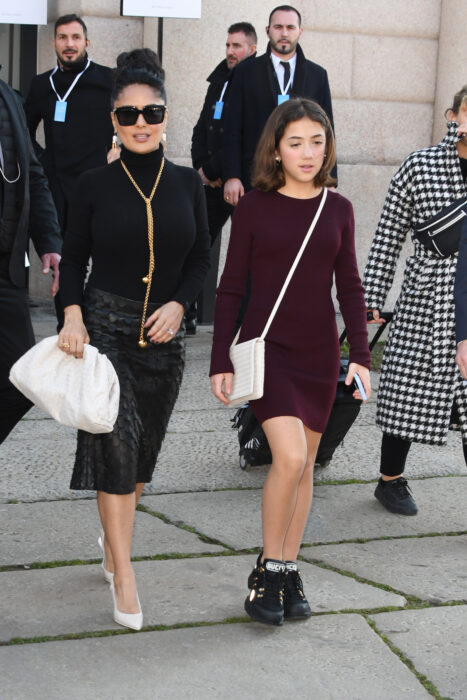 Salma Hayek caminando con su hija Paloma por las calles de Francia