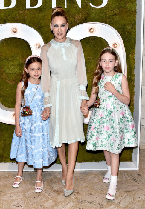 Sarah Jessica Parker con sus hijas en una alfombra roja