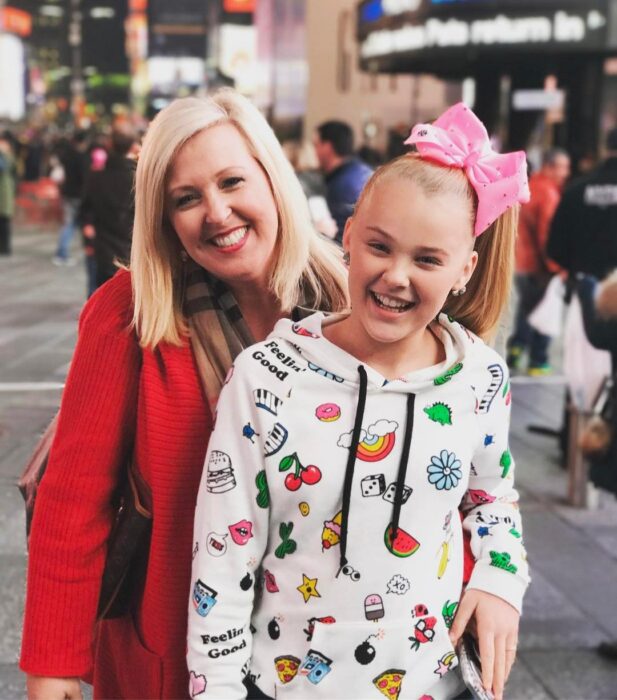 Jojo Siwa posando junto a su mamá