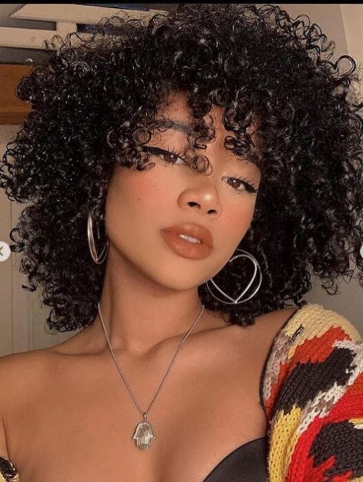 Chica con cabello rizado al natural