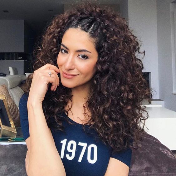 Chica con pequeñas coletas en su cabello rizado