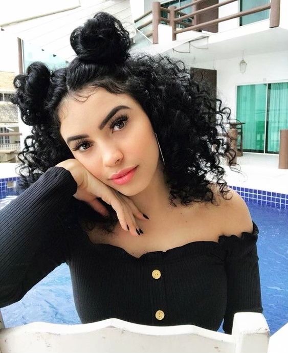 Chica de cabello rizado con doble bun