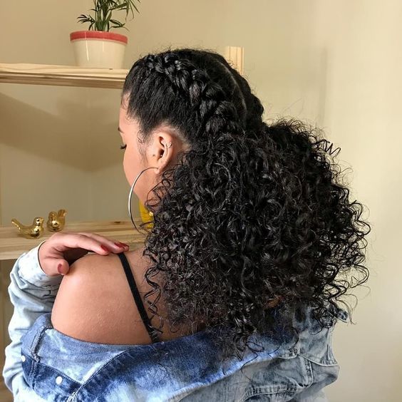 Chica de cabello rizado con medias trenzas