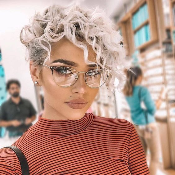 Chica con cabello rizado corte pixie