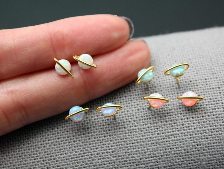 Aretes de Saturno en diversos colores