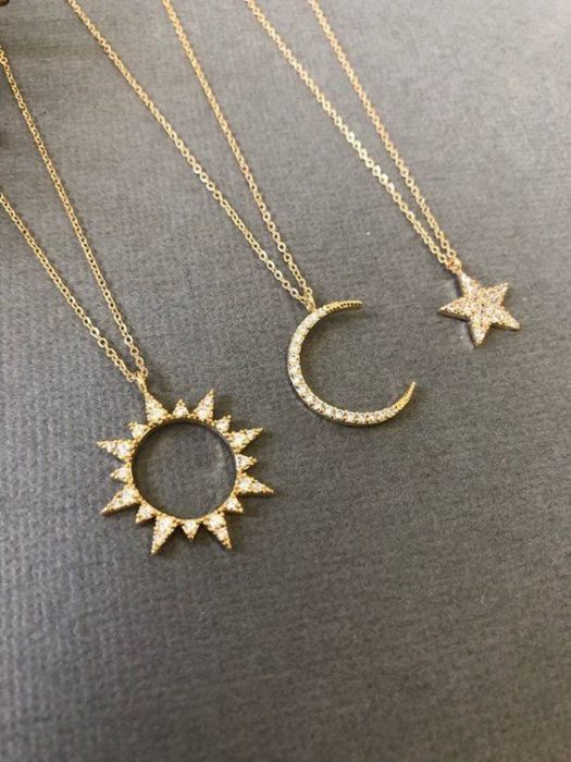 Collares de luna, estrella y sol en color dorado con perlitas
