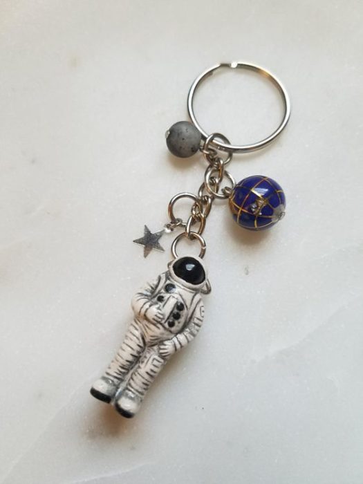 Llavero de astronauta con detalles de la galaxia
