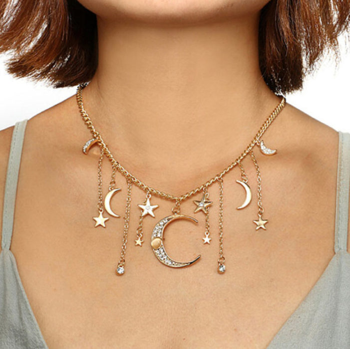 Collar dorado con detalles de lunas, estrellas e incrustaciones brillantes