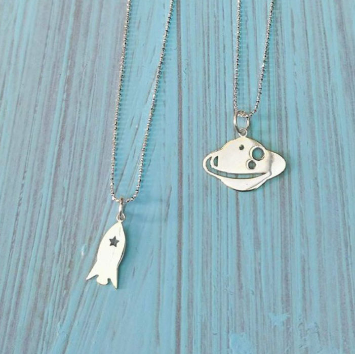 Collares de color plata en forma de Saturno y nave espacial