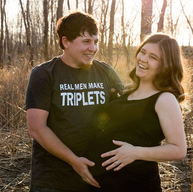 Britni, mujer que tiene 11 hijos posando junto a su esposo en una sesión de maternidad