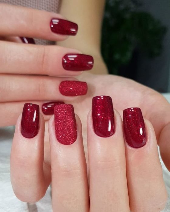 Manicura en color rojo con glitter