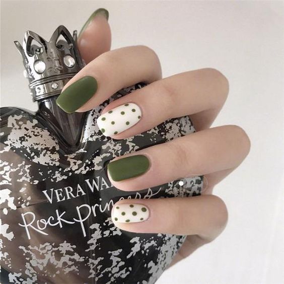 Manicura en color verde olivo