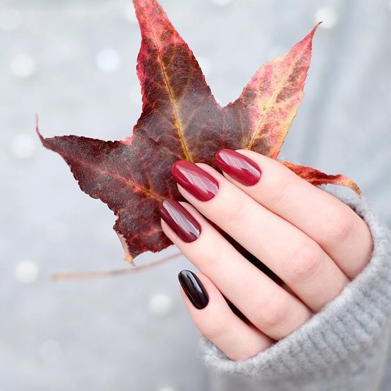Manicura en tonos rojos y vinos