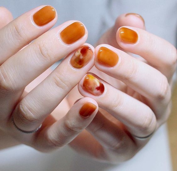 Manicura en colores calabaza