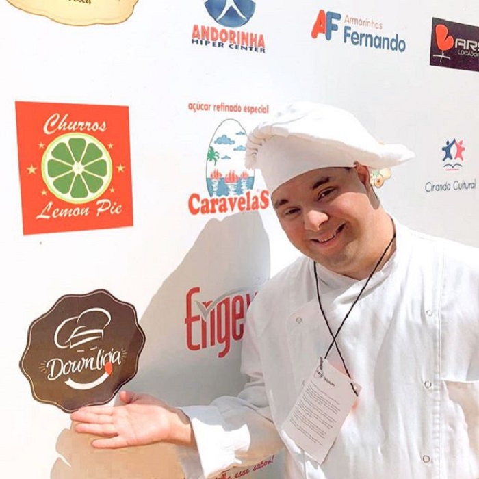 Gabriel en una exposición de gastronomía