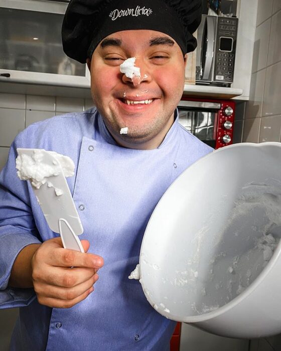 Gabriel preparando betún