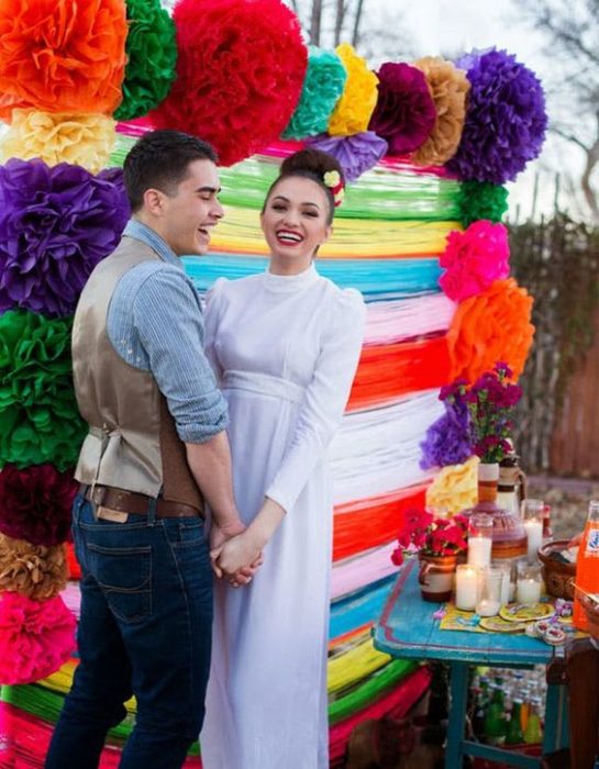 Pareja de novios en una boda de temática mexicana