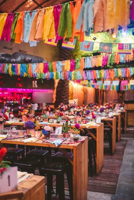 Decoración de mesas con papel picado en el salón