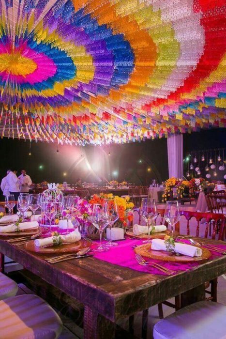 Salón de eventos decorado con papel picado