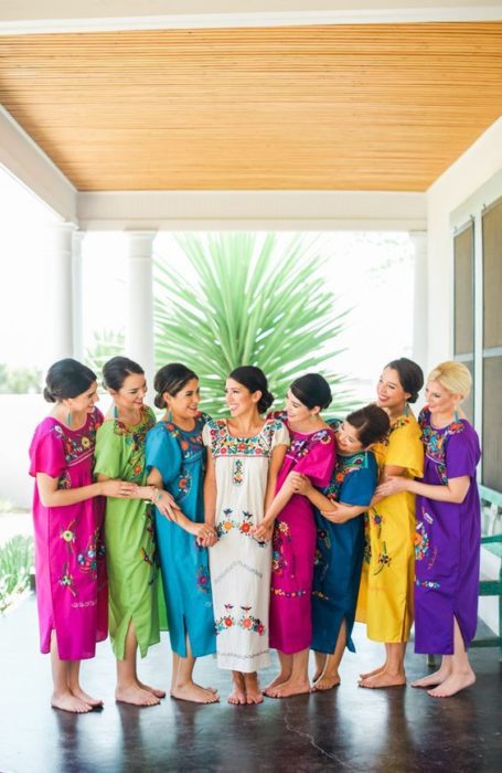 Novia y damas de honor vestidas de huipiles