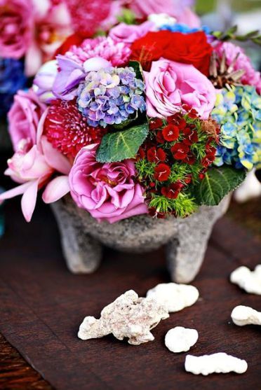 Molcajete con flores como centro de mesa
