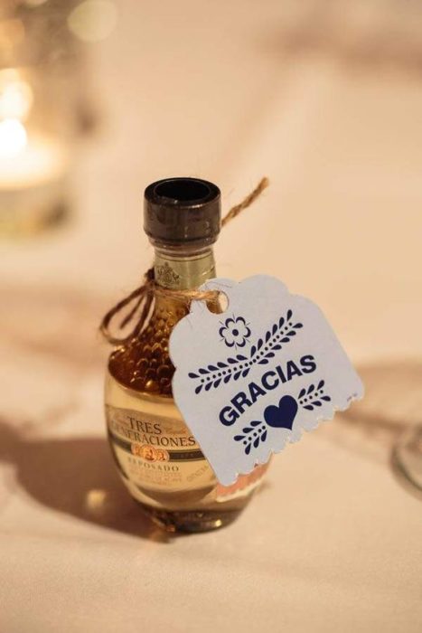 Botellita de mezcal de recuerdo de boda