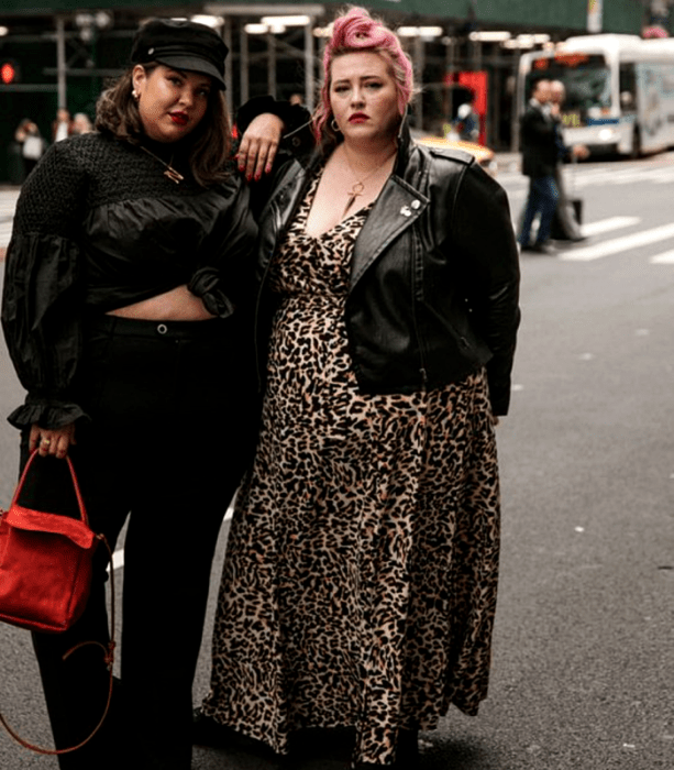 chicas curvy, una usando un beret negro con blusa negra de manga larga, jeans high waist negros y bolso rojo, otra con cabello rosa, chamarra de cuero, vestido largo de animal print
