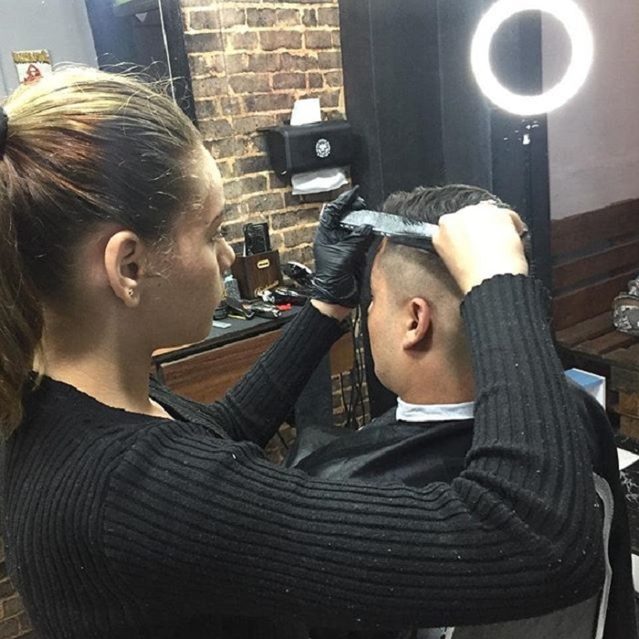 Thayssa cortando cabello