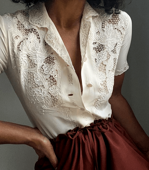 blusa de manga corta color beige con encaje, cuello en v y botones al frente, pantalón paperbag guinda a la cintura