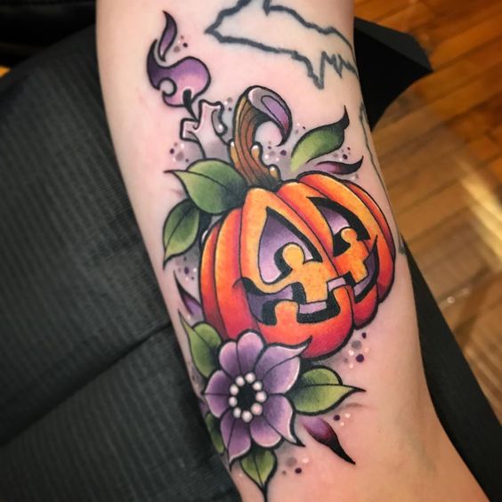 Tatuaje de calabaza sonriendo