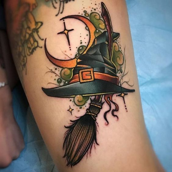 Tatuaje en forma de sombrero de bruja