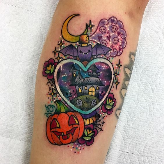 Tatuaje en forma de corazón con diseño de casa embrujada
