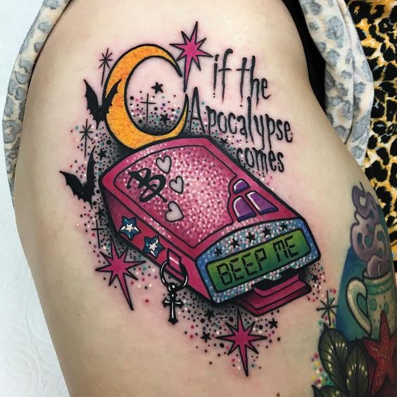 Tatuaje en forma de libro del apocalipsis