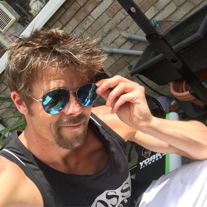 Nathan Meads, el doppelgänger de Brad Pitt, tomándose una selfie