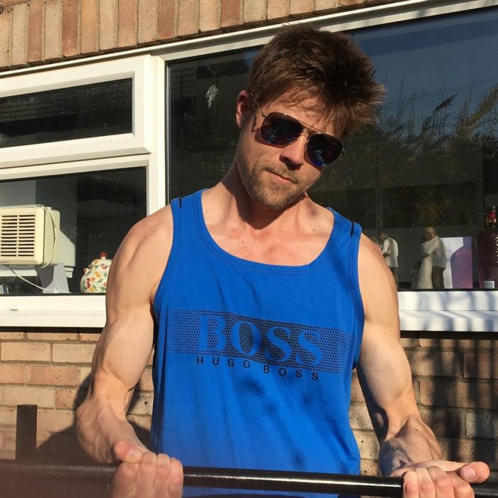 Nathan Meads, el doppelgänger de Brad Pitt, haciendo ejercicio