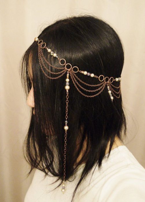 Cabello suelto decorado con cadenitas de perlas