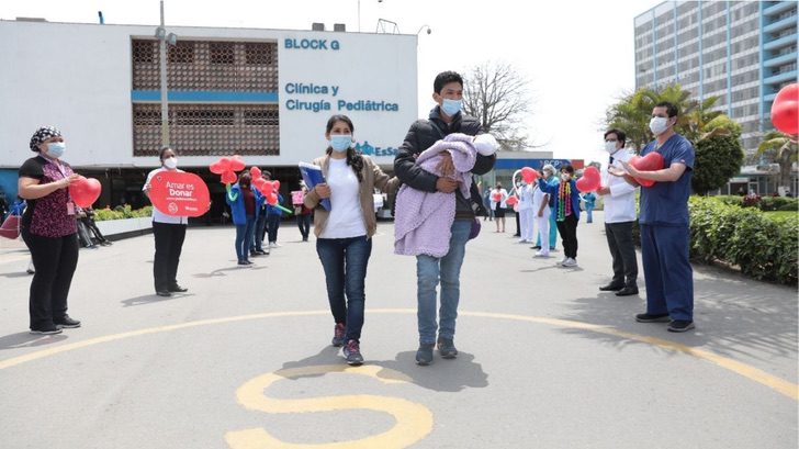 Diana y su esposo quien carga a su bebé después de salir del hospital