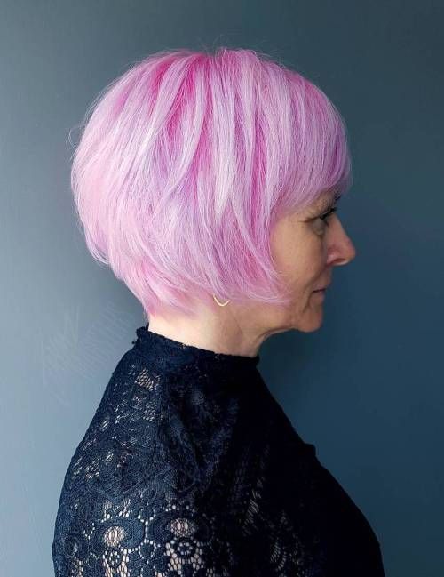 Mujeres madura con melena corta color rosa algodón
