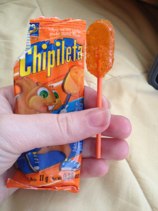 Persona sosteniendo una paleta de chipileta