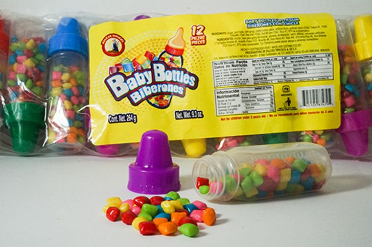 Biberon con chicles de colores de caramelo