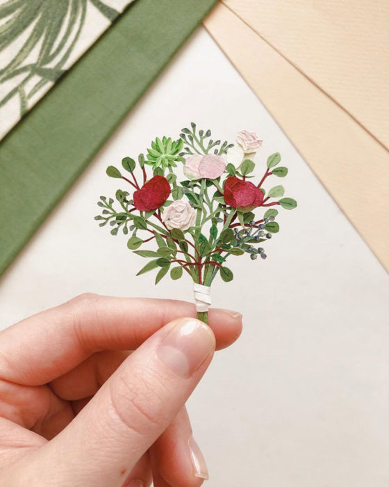 Miniramo de flores de papel de la artista Tania Lissova con rosas rojas, blancas y rosadas