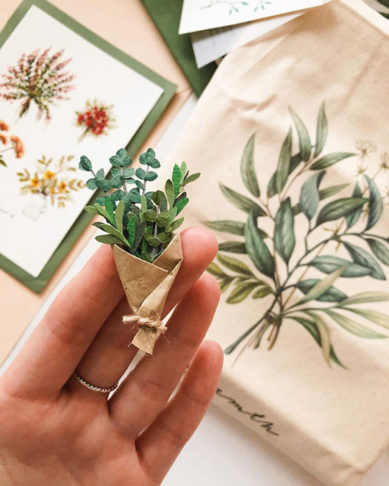 Miniramo de flores de papel de la artista Tania Lissova con albahaca envuelta en cartón marrón
